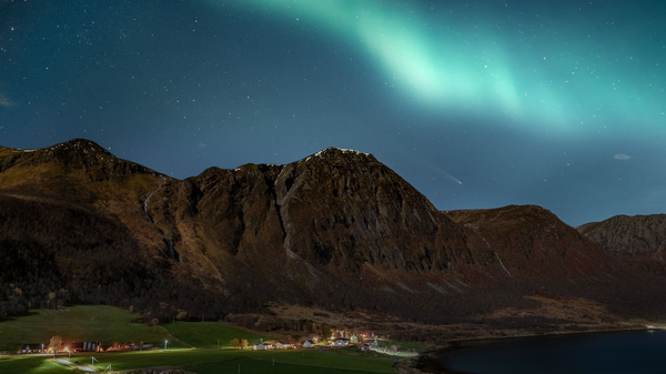 A photo of Comet C/2023 A3 (Tsuchinshan-ATLAS), plus aurora borealis, taken on October 19, 2024, near Harstad, Norway.